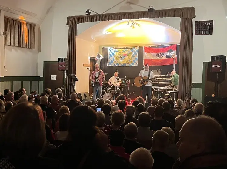 MITEINAND´ Bavaria- & Austropop-Coverband live vor vollem Publikum